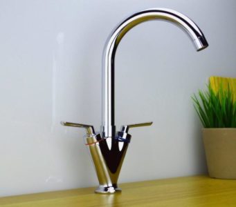 Установка смесителя на кухне в столешницу