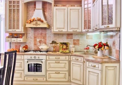Бежевая кухня в стиле прованс
