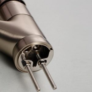 Робинет для кухни - металлический монтажный блок с двумя кранами.