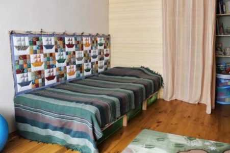 Мягкое изголовье кровати из лоскутов